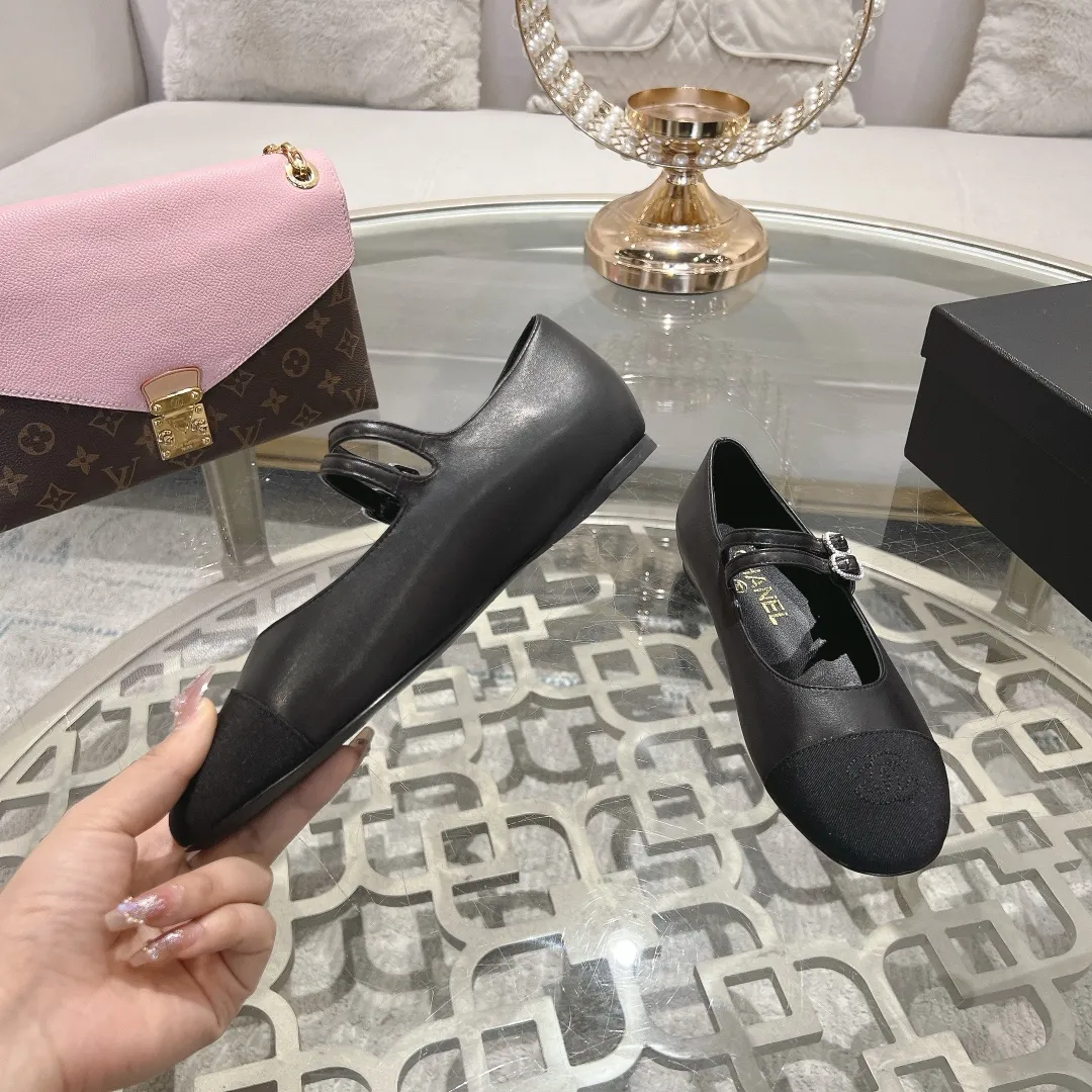 👟👟Ex-factory price 520👟👟 Women's Shoes Factory 𝐂𝐇𝐀𝐍𝐄𝐋 | Xiaoxiang 2025 Mary Jane Shoes Macaron Series ❤️ 2025 Spring and Summer New Xiaoxiang Mary Jane Shoes Series New〰 🍬 A must in the fashion circle, the matching will demonstrate meticulous minimalism Classic elements that will never fade away 💋 Show unique dressing style and it’s too beautiful to say anything. A must-have for summer... Upper: Sheepskin Lining: Sheepskin Outsole: Genuine leather sole Shoe size: 35-41 (40 and 41 customizations are non-refundable) Heel height: 1.5cm/6cm